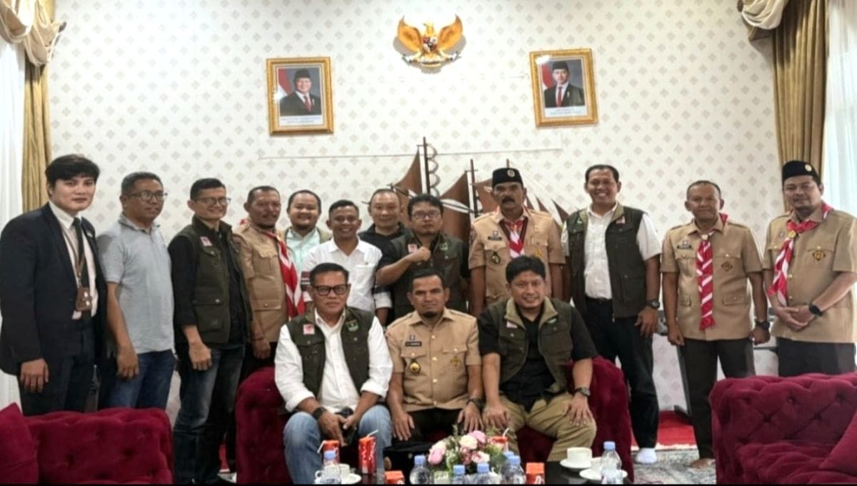  Bupati Solok Jon Firman Pandu, ketua KONI Sumbar Hamdanus beserta jajaran, penggurus KONI Kabupaten Solok foto bersama usai membahas Porprov, Juni-Juli 2026. (Foto KONI Sumbar)